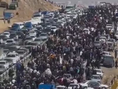 مئات المواطنين في أحد شوارع مدينة سقز في محافظة كردستان، 26 أكتوبر 2022 - Twitter/@far_a_nak