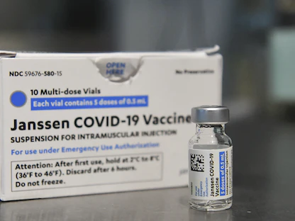 لقاح جونسون آند جونسون المضاد لفيروس كورونا على طاولة في لوس أنجلوس بولاية كاليفورنيا الأميركية - 7 مايو 2021 - AFP