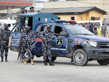 عدد من أفراد الشرطة النيجيرية - REUTERS