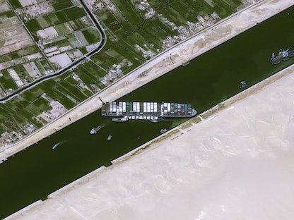 صورة جوية تُظهر سفينة الحاويات التايوانية جانحة في ممر قناة السويس البحري - AFP