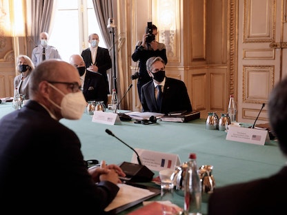 وزير الخارجية الأميركي أنتوني بلينكن يجتمع مع نظيره الفرنسي جان إيف لودريان في العاصمة باريس - 5 أكتوبر 2021 - AFP