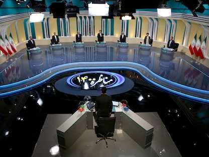 المرشحون السبعة خلال المناظرة في طهران - 8 يونيو 2021 - REUTERS
