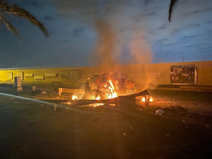 صورة نشرها المكتب الإعلامي للجيش العراقي، تظهر مخلفات الغارة الأميركية التي استهدفت سيارة تُقل قاسم سليماني بالقرب من مطار بغداد الدولي - 3  يناير 2020  - AFP