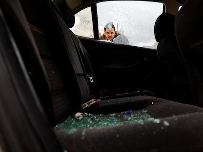 سيارة محطمة لرجل فلسطيني بعدما هاجمها مستوطنون إسرائيليون في حوارة بالضفة الغربية المحتلة. 7 مارس 2023 - REUTERS