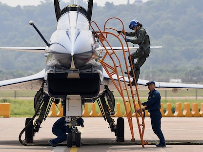 طيارة تخرج من قمرة القيادة لطائرة J-10 التابعة لشركة Chengdu Aircraft Corporation للقوات الجوية لجيش التحرير الشعبي الصيني - 28 سبتمبر 2021. - AFP