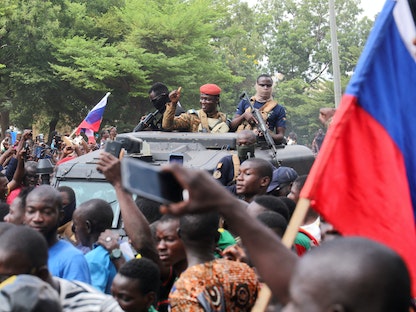 زعيم بوركينا فاسو الجديد النقيب إبراهيم تراوري يحيي أنصاره في العاصمة واجادوجو. 2 أكتوبر 2022 - REUTERS