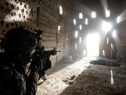 جندي أميركي خلال عملية دهم في أفغانستان - REUTERS