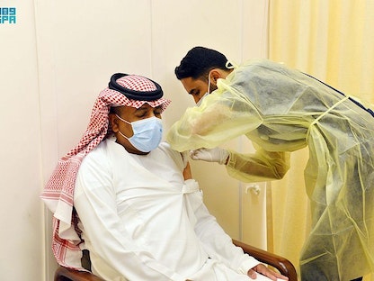 جانب من حملات التطعيم باللقاح المضاد لفيروس كورونا في العاصمة السعودية الرياض - واس