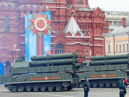 أنظمة الصواريخ الروسية Buk-M3 خلال عرض عسكري في يوم النصر الذي يصادف الذكرى 76 للانتصار على ألمانيا النازية في الحرب العالمية الثانية بوسط موسكو ، روسيا- 9 مايو 2021 - REUTERS