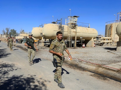 عناصر من قوات الأمن العراقية في حقل نفطي في منطقة الدبس بكركوك شمالي العراق - REUTERS