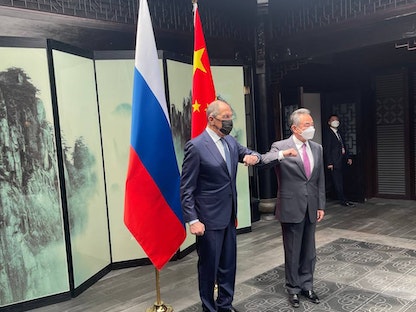 وزير الخارجية الروسي سيرجي لافروف مع نظيره الصيني وانج يي في تونشي بالصين - 30 مارس 2022 - Twitter/@mfa_russia