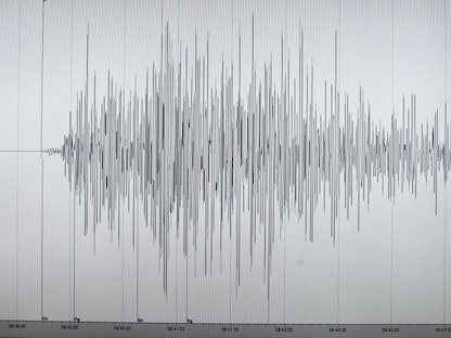 شاشة في مركز الأبحاث الألماني لعلوم الأرض تظهر مخططاً لزلزال سابق يضرب سواحل إندونيسيا - REUTERS