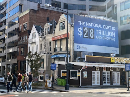 لوحة إعلانية في واشنطن تحذر من أن "الدين الوطني بلغ 28 ترليون دولار ويستمر في الارتفاع"- 4 ديسمبر 2021 - REUTERS