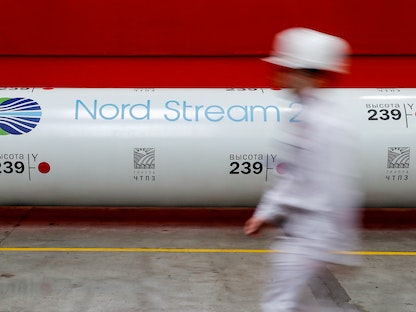 شعار مشروع خط أنابيب الغاز "نورد ستريم 2" على أنبوب في مصنع تشيليابينسك في روسيا - 26 فبراير 2020 - REUTERS