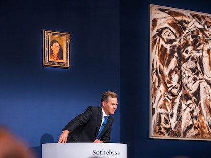 أوليفر باركر رئيس مجلس إدارة Sotheby's Europe، يبيع بورترية لفريدا كالو مقابل 34.9 مليون دولار أميركي خلال مزاد فني في حي مانهاتن بمدينة نيويورك الأميركية- 16 نوفمبر 2021 -  REUTERS