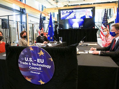 جانب من اجتماع "مجلس التجارة والتكنولوجيا" بين الولايات المتحدة والاتحاد الأوروبي في بيتسبرغ بولاية بنسلفانيا الأميركية 29 سبتمبر 2021 - REUTERS