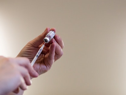 ممرضة خلال إعداد جرعة معززة من لقاح مضاد لكوفيد-19 في وترفورد، بميشيجان في الولايات المتحدة. 8 أبريل 2022 - REUTERS