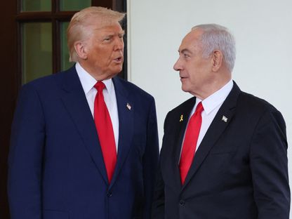 الرئيس الأميركي دونالد ترمب مع رئيس الوزراء الإسرائيلي بنيامين نتنياهو عند مدخل البيت الأبيض في واشنطن. 7 أبريل 2025 - reuters
