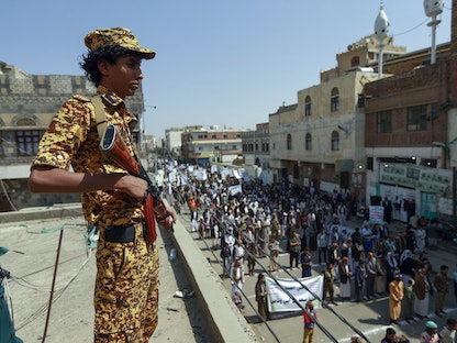 مقاتل من الحوثيين خلال مظاهرة للحركة في صنعاء - AFP