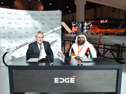 فيصل البناي الرئيس التنفيذي لمجموعة "إيدج" الإماراتية خلال معرض آيدكس في أبوظبي - 23 فبراير 2021 - وكالة الأنباء الإماراتية