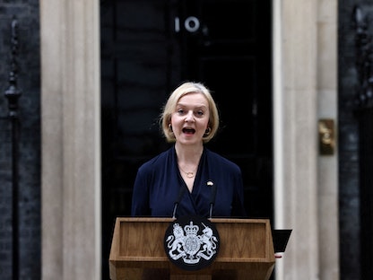 رئيسة الوزراء البريطانية السابقة ليز ترس لحظة إعلان استقالتها خارج مقر رئاسة الوزراء بلندن- 20 أكتوبر 2022 - REUTERS