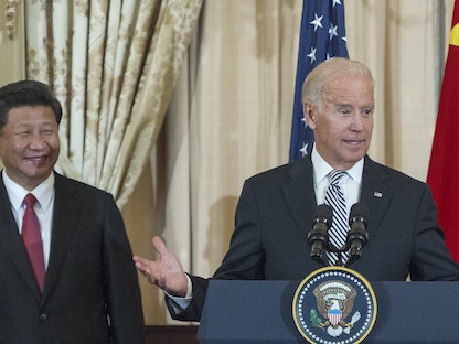 جو بايدن عندما كان نائباً للرئيس السابق باراك أوباما يلتقي الرئيس الصيني شي جين بينغ في واشنطن- 25 سبتمبر 2015 - AFP