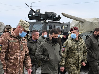 الرئيس الأوكراني فولوديمير زيلينسكي يعاين تحصينات عسكرية في منطقة متاخمة لشبه جزيرة القرم التي ضمّتها روسيا - 27 أبريل 2021 - REUTERS
