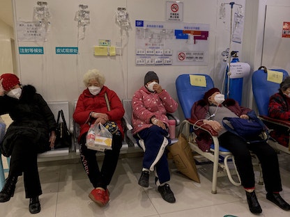 مرضى بفيروس كورونا في مستشفى بمدينة تشونجتشينج جنوب غرب الصين- 23 ديسمبر 2022 - AFP