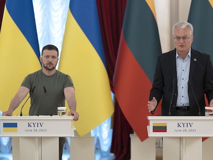 الرئيس الأوكراني فولوديمير زيلينسكي رفقة نظيره الليتواني جيتاناس ناوسيدا خلال مؤتمر صحافي في كييف. 28 يونيو 2023 - Bloomberg