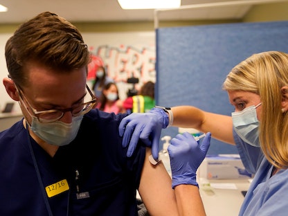 فرد من الطاقم الطبي يتلقى اللقاح المضاد لفيروس كورونا في مدينة إنديانابوليس الأميركية، 6 أغسطس 2021. - REUTERS