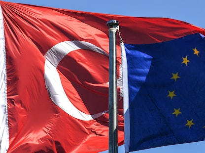صورة تظهر علمي تركيا والاتحاد الأوروبي - AFP