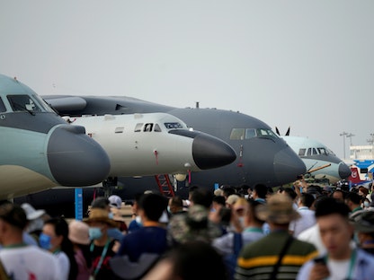 زوار يمشون أمام طائرات عسكرية في معرض الصين الدولي للطيران والفضاء في تشوهاي بمقاطعة قوانغدونغ. 29 سبتمبر 2021 - REUTERS