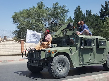 عناصر حركة طالبان فوق إحدى الآليات التي تركتها قوات الأمن الأفغانية في العاصمة كابول - 16 أغسطس 2021 - Getty Images