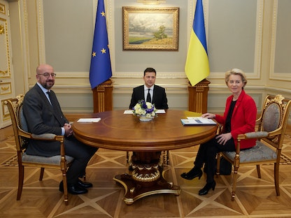 الرئيس الأوكراني فولوديمير زيلينسكي (وسط) ورئيس المجلس الأوروبي شارل ميشيل (يسار) ورئيسة المفوضية الأوروبية أورسولا فون دير لاين (يمين) خلال اجتماعهم في كييف- 12 أكتوبر 2021 - AFP