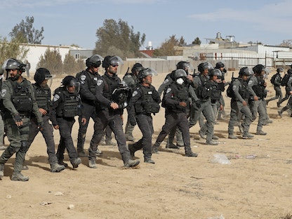 عناصر من الشرطة الإسرائيلية في حالة تأهب للتعامل مع مظاهرة في النقب - 12 يناير 2022 - AFP