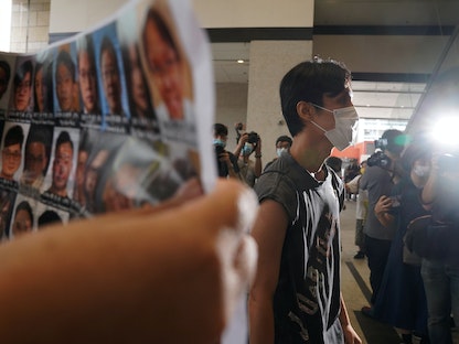 ناشط مؤيد للديمقراطية يغادر محكمة بعد الإفراج عنه بكفالة على خلفية تهم تتعلق بقانون الأمن القومي في هونج كونج - 31 مايو 2021 - REUTERS