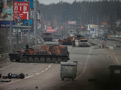 حطام ناقلات جند مدرعة روسية (APC) ومركبات عسكرية على خط المواجهة بالقرب من كييف، أوكرانيا- 29 مارس 2022 - REUTERS