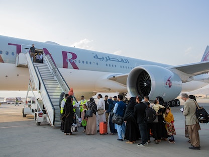 ركاب أفغان يستقلون طائرة الخطوط الجوية القطرية في مطار كابول الدولي - REUTERS