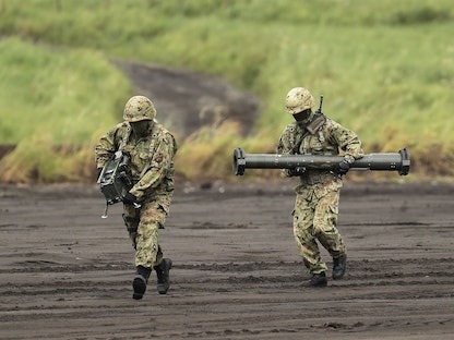 جنديان يابانيان خلال تدريب بالذخيرة الحية في محافظة شيزوكا - 25 أغسطس 2018 - Bloomberg