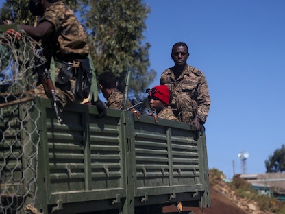 جنود يركبون شاحنة بالقرب من بلدة أديغرات في إقليم تيجراي، إثيوبيا، 18 مارس 2021 - REUTERS