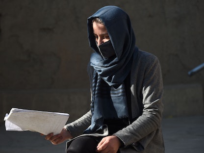 طالبة تتحدث خلال مقابلة مع وكالة "فرانس برس" في منزلها بكابول أفغانستان- 23 ديسمبر 2022 - AFP