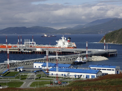 منظر عام يُظهر ميناء كوزمينو لتحميل النفط شرق مدينة فلاديفوستوك الروسية، 4 أكتوبر 2010. - REUTERS