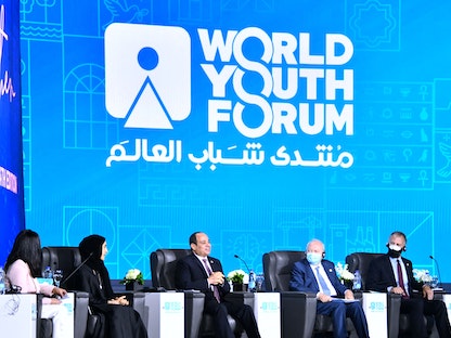 الرئيس المصري عبد الفتاح السيسي خلال مشاركته في "منتدى شباب العالم" بمنتجع شرم الشيخ المصري، 10 يناير 2022 - AFP