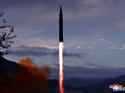 تجربة إطلاق صاروخ "هواسونج-8" الذي تفوق سرعته سرعة الصوت في كوريا الشمالية - 29 سبتمبر 2021 - REUTERS
