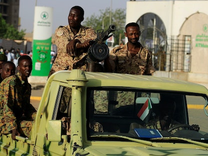جنود سودانيون بالقرب من مقر وزارة الدفاع في العاصمة الخرطوم - 2 مايو 2019 - REUTERS