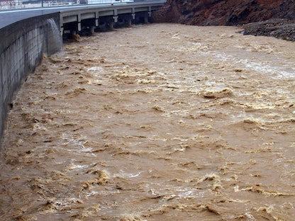 جانب من السيول التي سببها الإعصار شاهين في العاصمة العمانية مسقط. 3 أكتوبر 2021.  - AFP