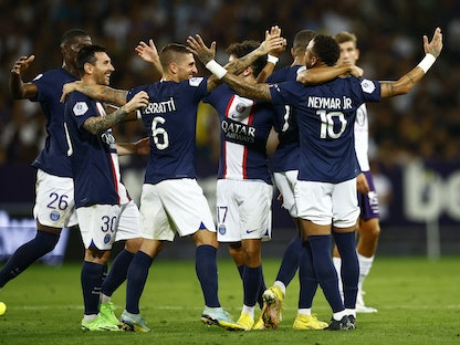 لاعبو باريس سان جيرمان يحتفلون بتسجيل هدف في شباك تولوز ضمن منافسات الدوري الفرنسي. 31 أغسطس 2022 - REUTERS