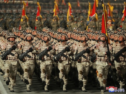 جنود خلال عرض عسكري ليلي في بيونج يانح إحياء لذكرى تأسيس الجيش الكوري الشمالي - 26 أبريل 2022 - REUTERS
