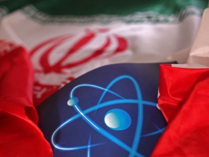 صورة توضيحية تظهر الرمز الذري والعلم الإيراني. 8 سبتمبر 2022 - REUTERS