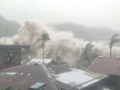 إجلاء مليون شخص مع اجتياح إعصار "فونج وونج" للفلبين